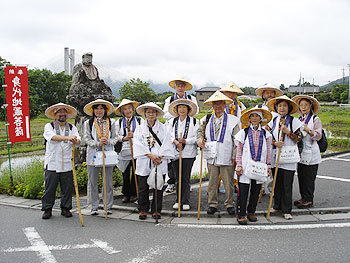 22番入り口の地蔵尊前で記念撮影