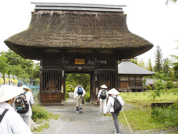 珍しい茅葺きの仁王門