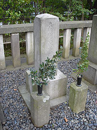 本名の「吉田寅次郎藤原矩方墓」と刻まれています。