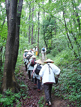 ぬかった結構きつい山道を登る