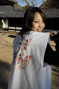 ひとつづつのお寺でご朱印をいただいていきます。モデルは渡部やえさんです。