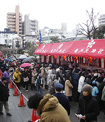 木鷽を交換に多くの人で溢れかえっておりました。