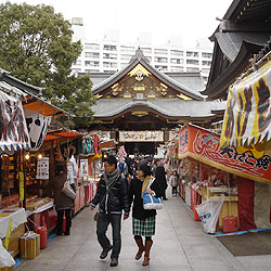 にぎやかな境内風景